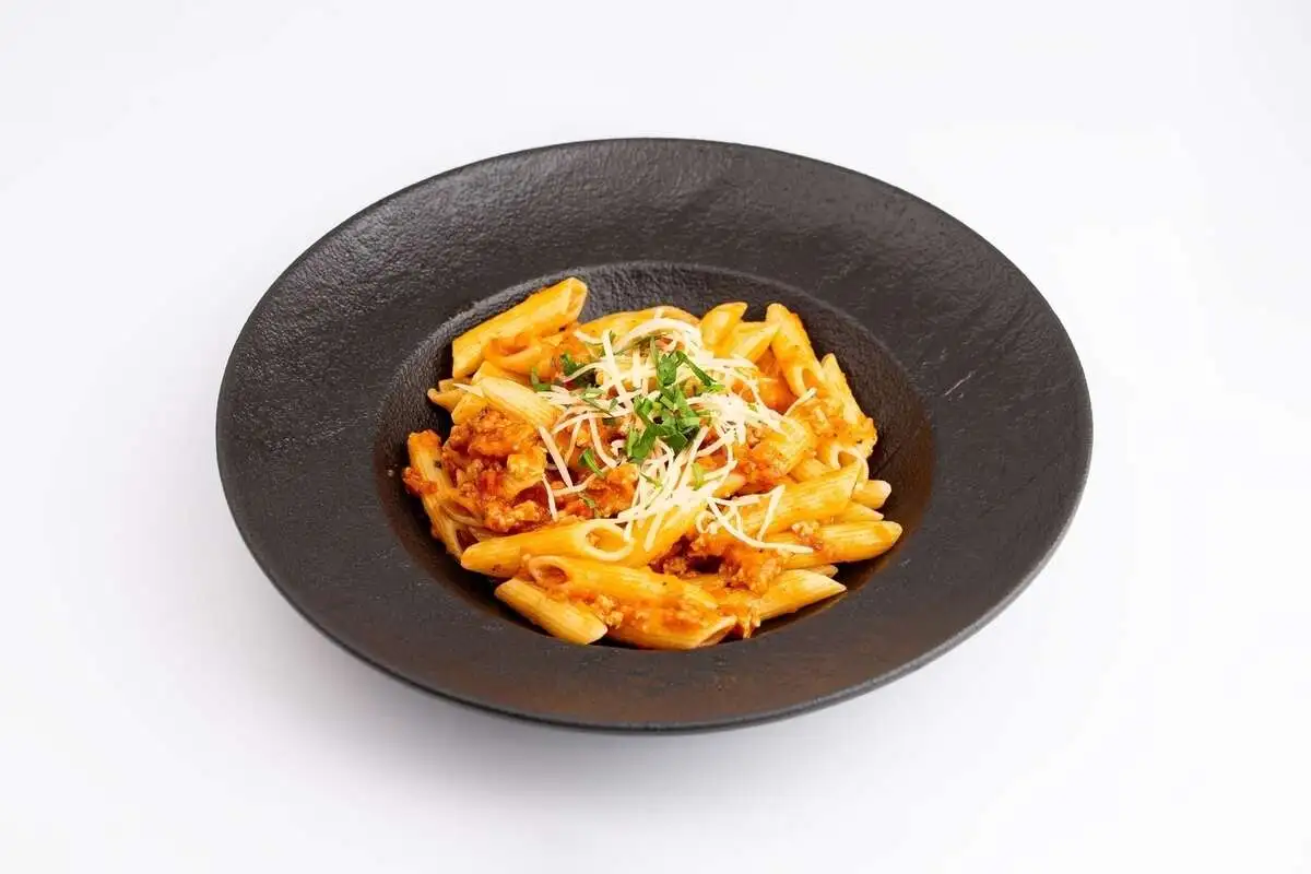 Пенне в соусе Болоньезе из курицы