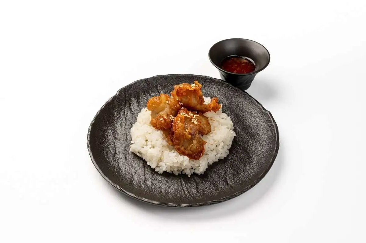 Куриное филе в кляре с рисом и кисло-сладким соусом