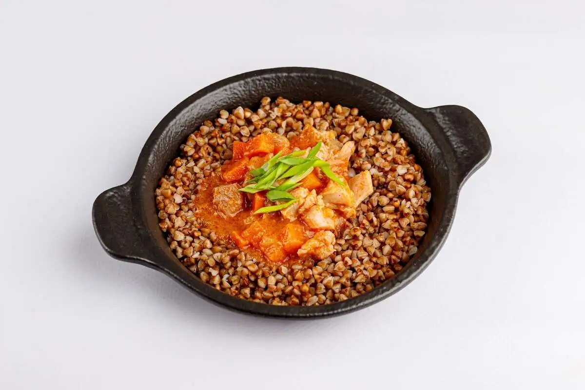 Каша гречневая с курицей в томатном соусе