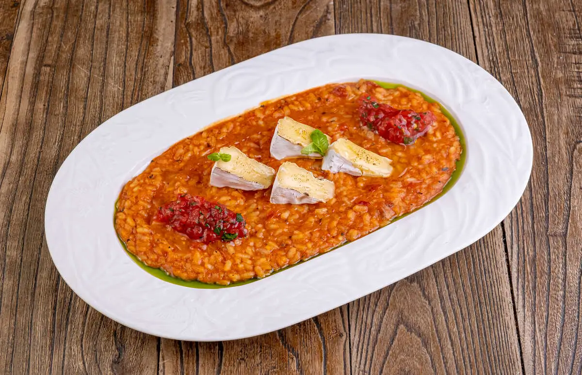 Ризотто томатный с сыром камамбер