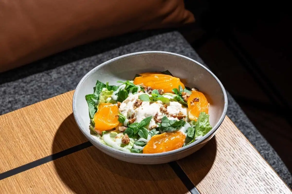 Салат страчателла, хурма, шпинат, лавандовый мед