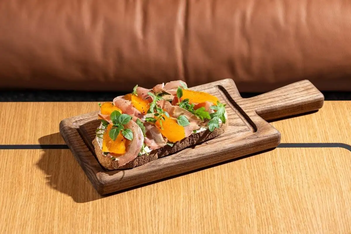 Брускетта со страчателлой и хурмой