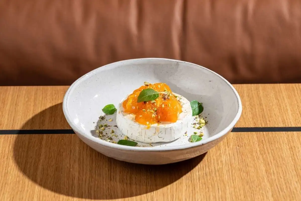 Запеченый камамбер с хурмой