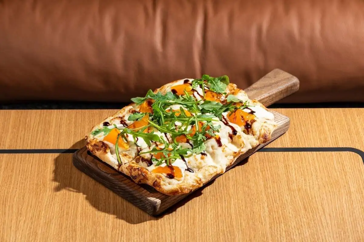 Пицца со страчателлой, пармской ветчиной и хурмой