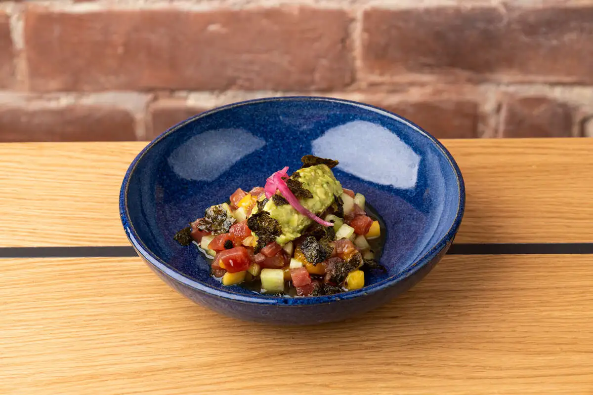 Тартар тунец, авокадо, соус понзу