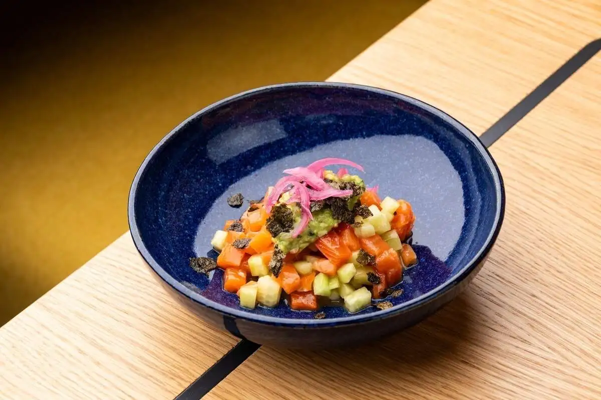 Тартар лосось, авокадо, огурец, соус понзу