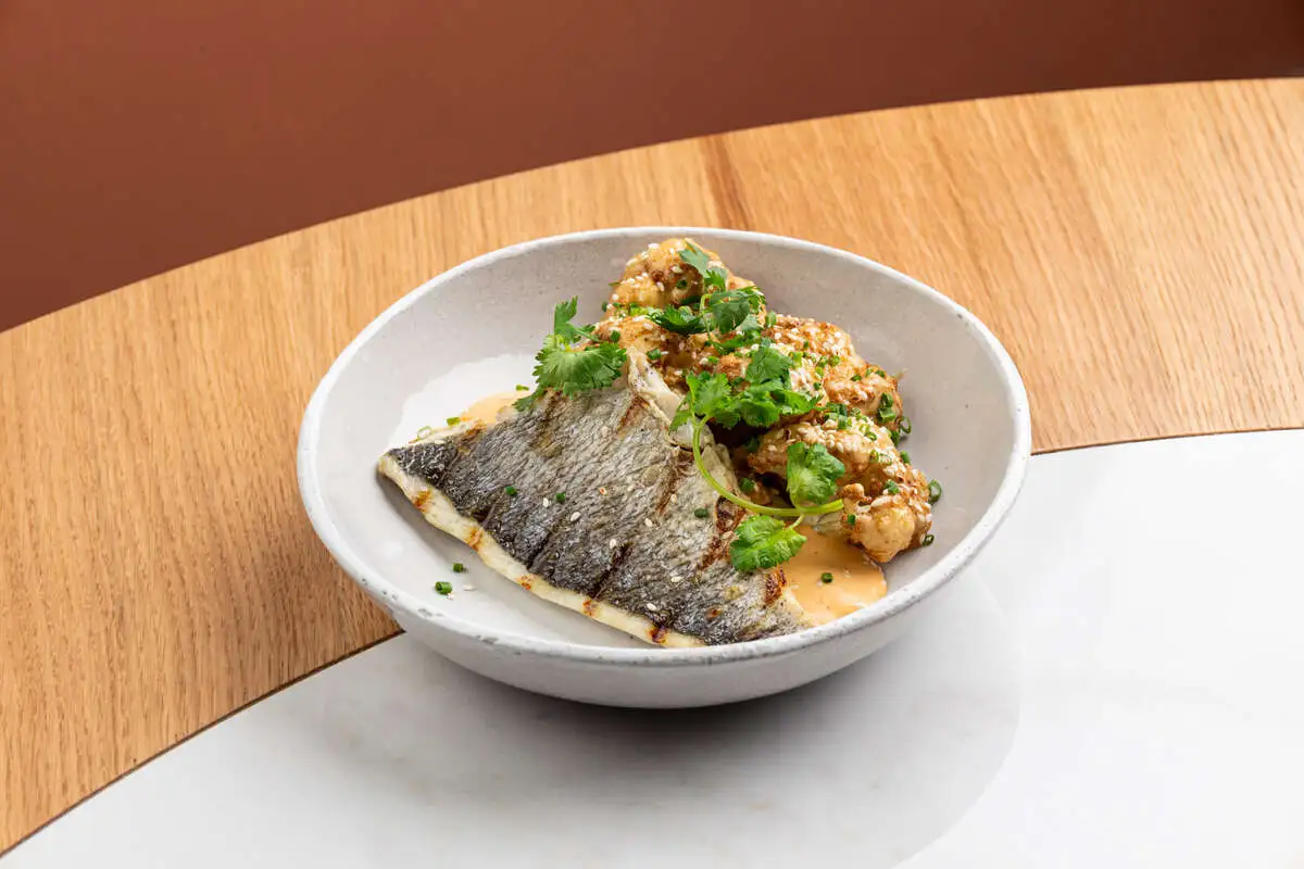 Дорадо, цветная капуста, кунжутный соус