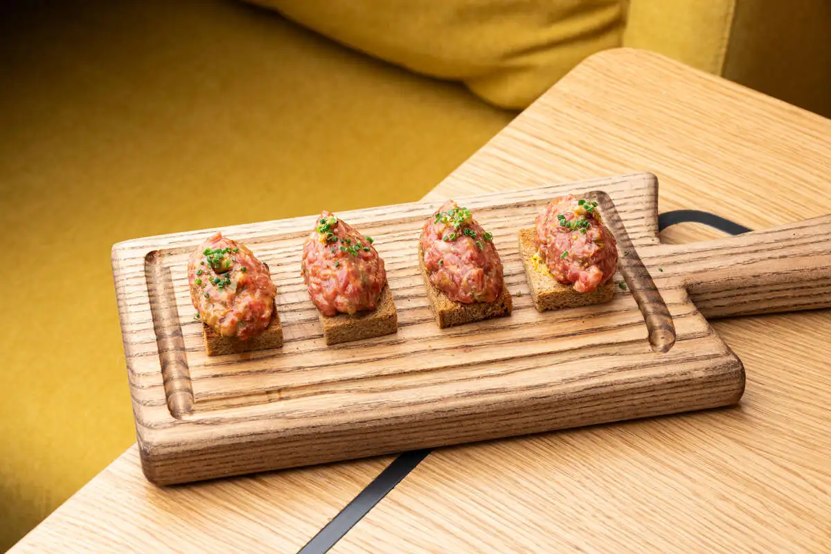 Тартар говядина, медовый хлеб, горчичный майо