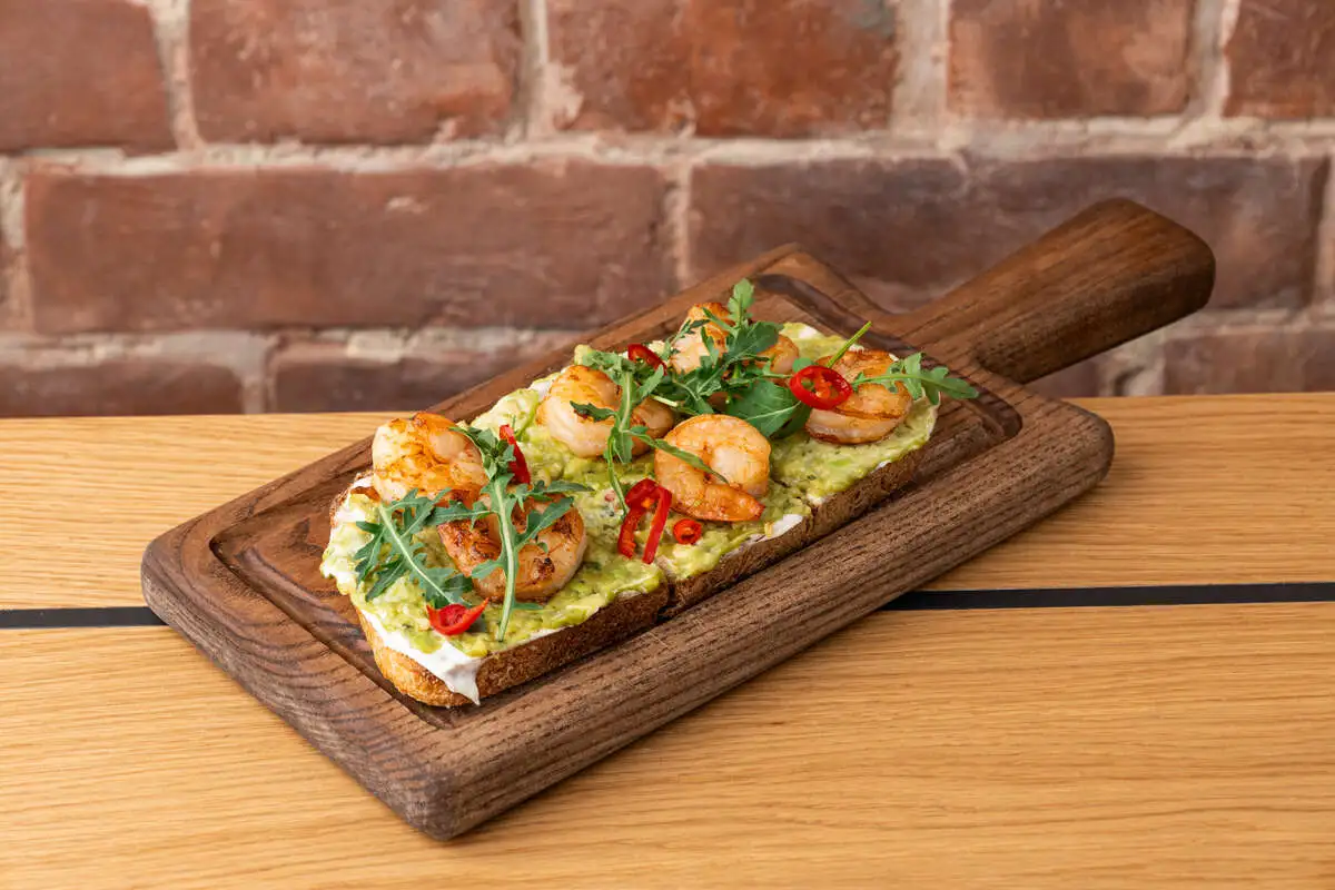 Креветки, гуакамоле, руккола