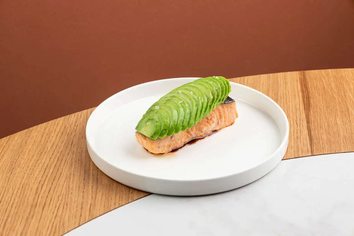 Форель гриль, авокадо, соус терияки