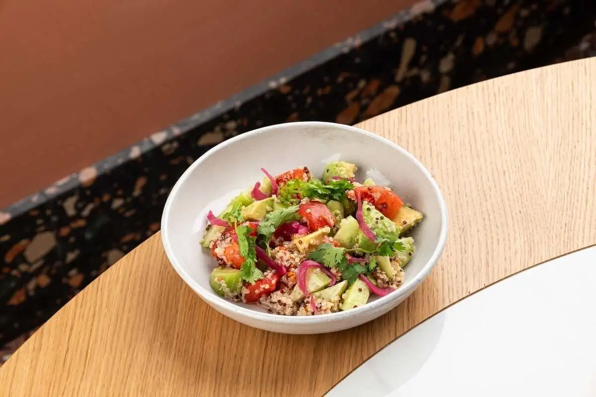 Авокадо, помидоры,  огурец, киноа