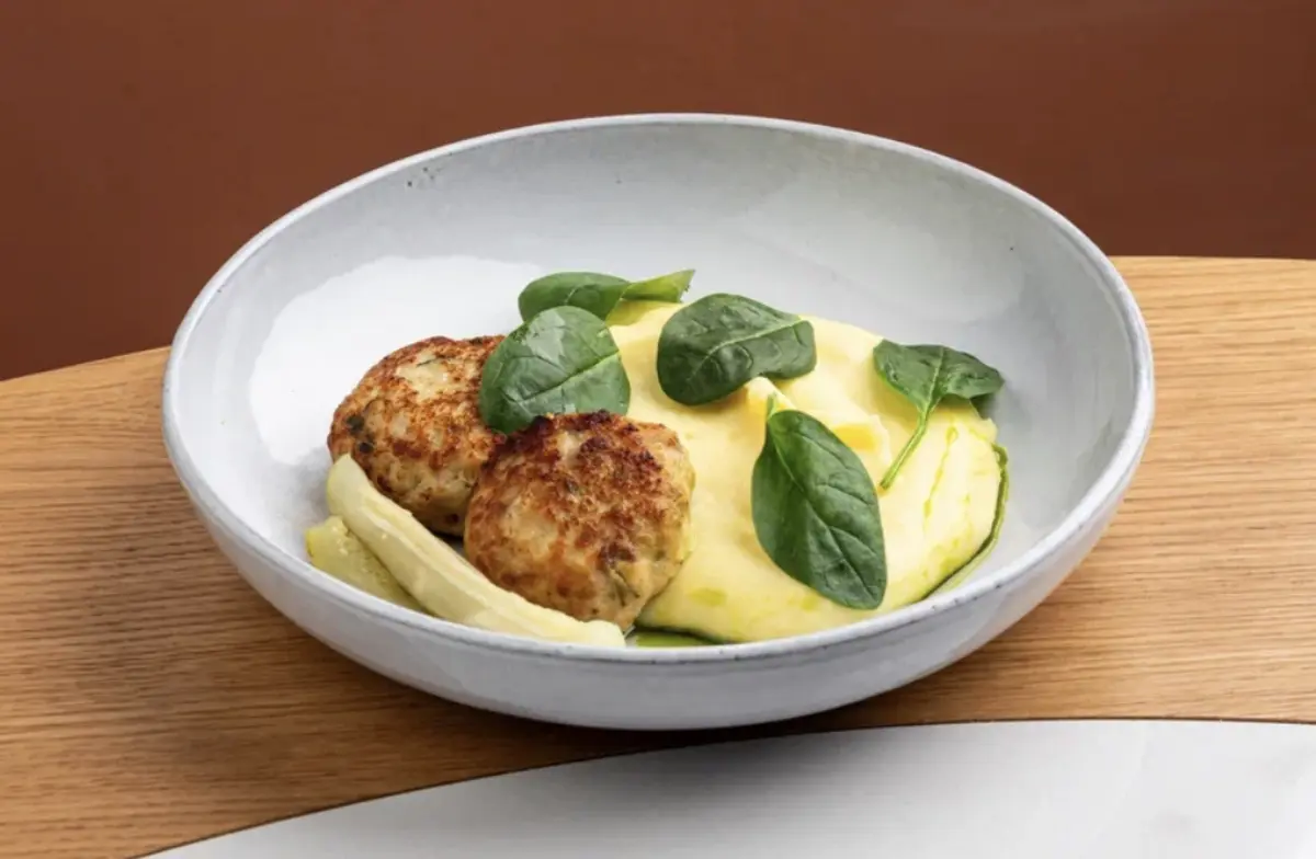 Индейка, картофельное пюре, маринованные огурцы