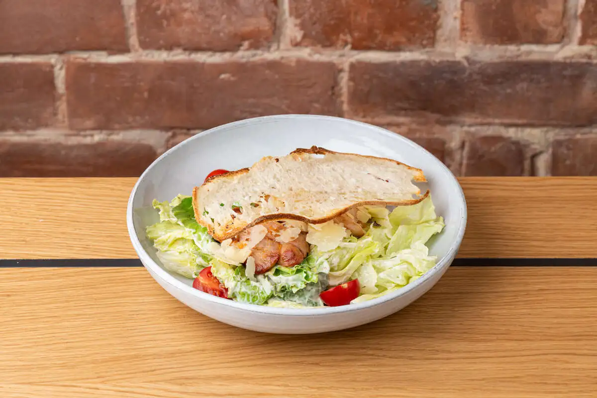 Цезарь с цыпленком гриль и пармезаном