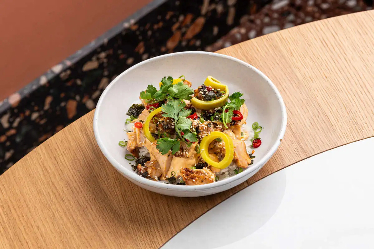 Имбирный цыпленок, чили, водоросли нори