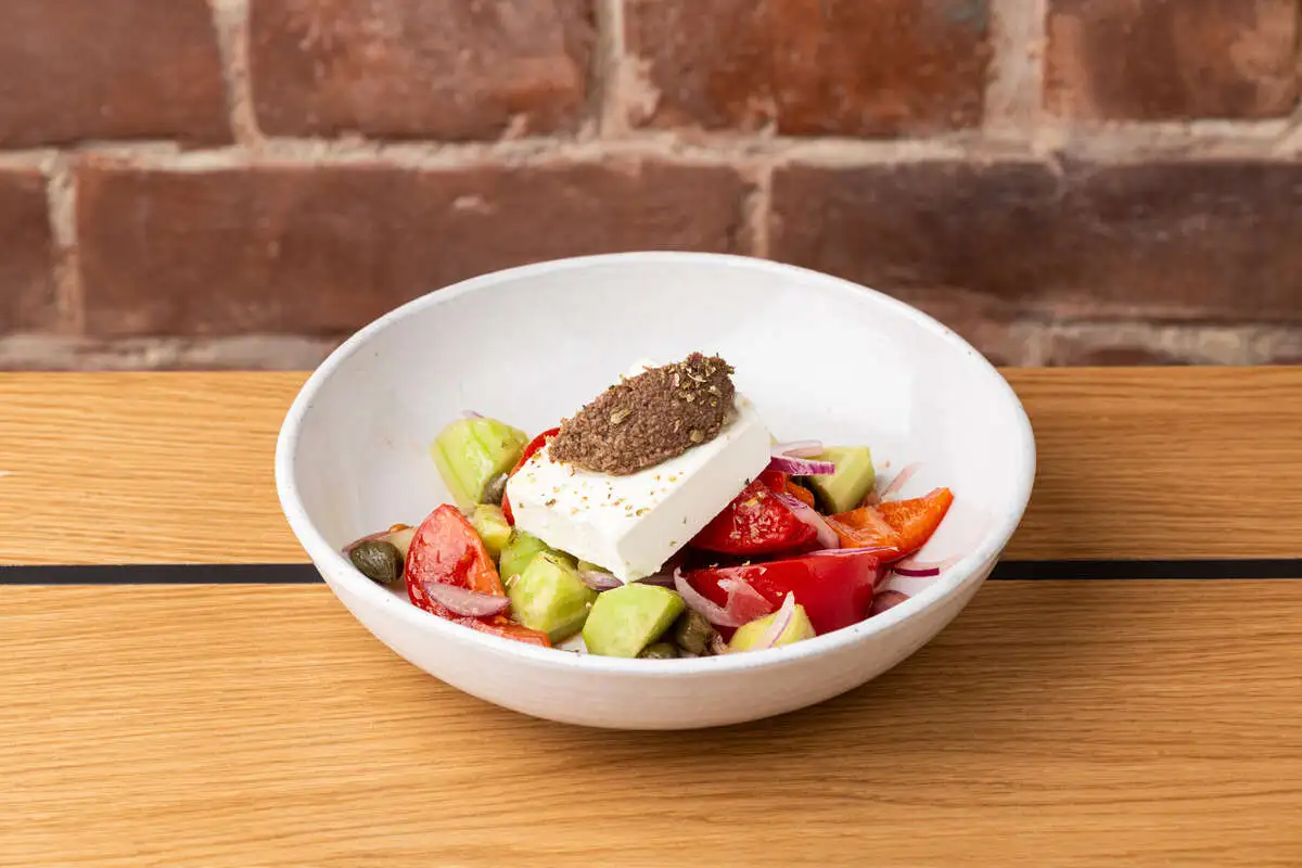 Греческий с фетой и тапенадой из оливок