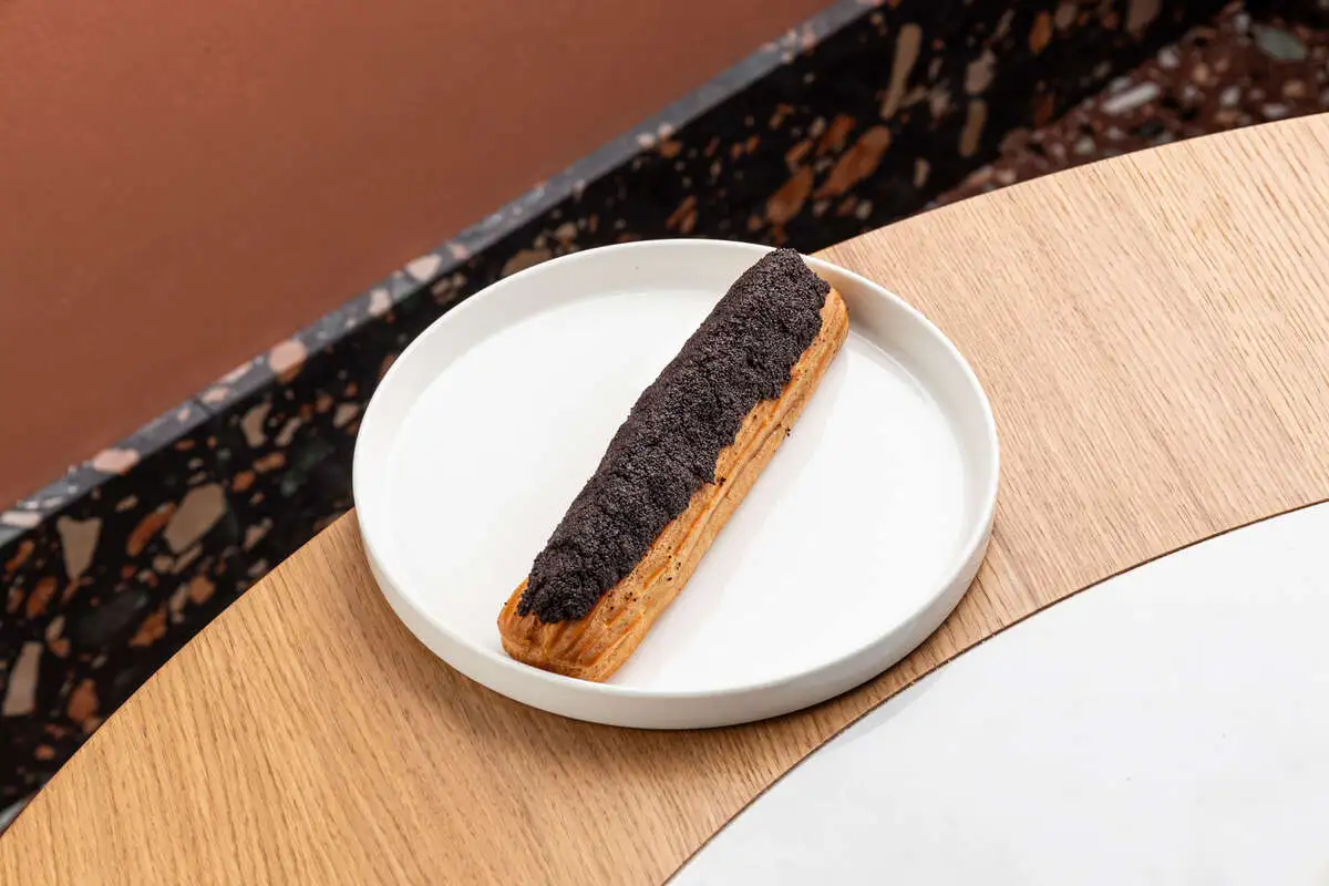 Эклер с маком