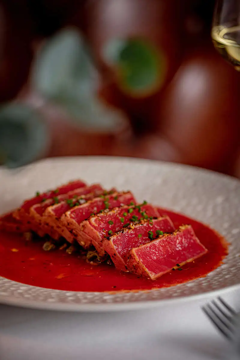 Татаки из тунца с оливковым маслом и каперсами