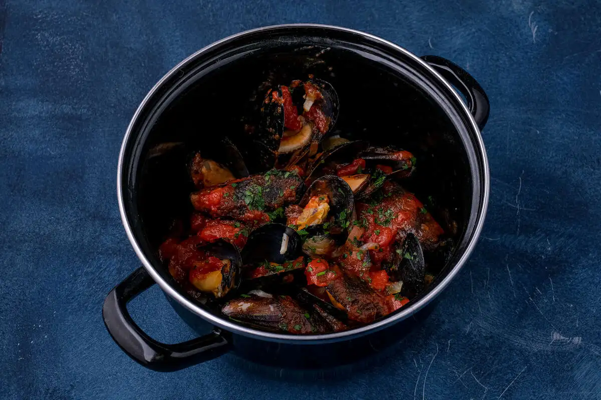 Мидии в соусе из свежих томатов