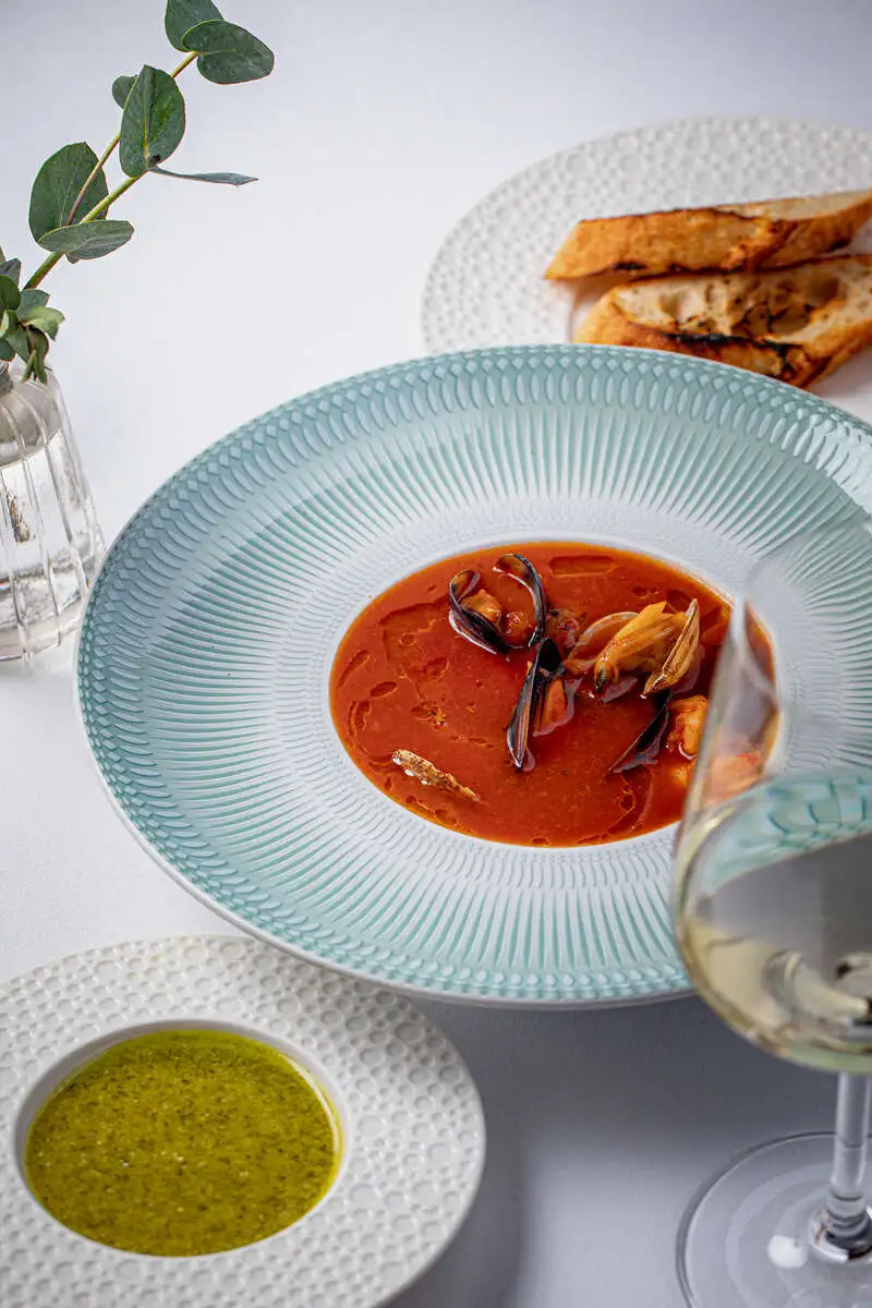 Рыбный суп с морепродуктами и соусом песто