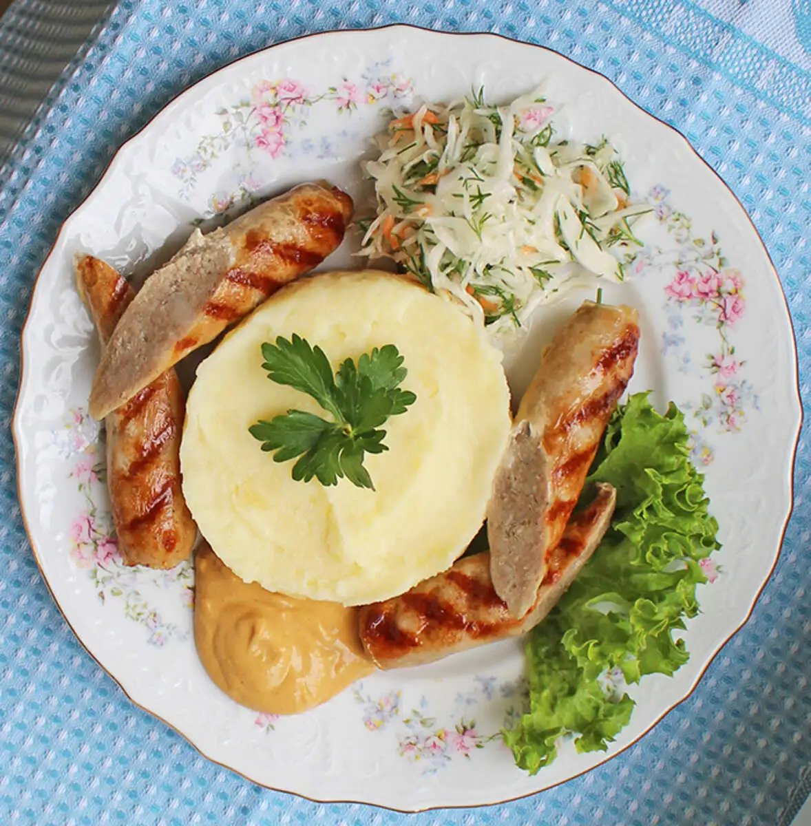 Колбаски с картофельным пюре