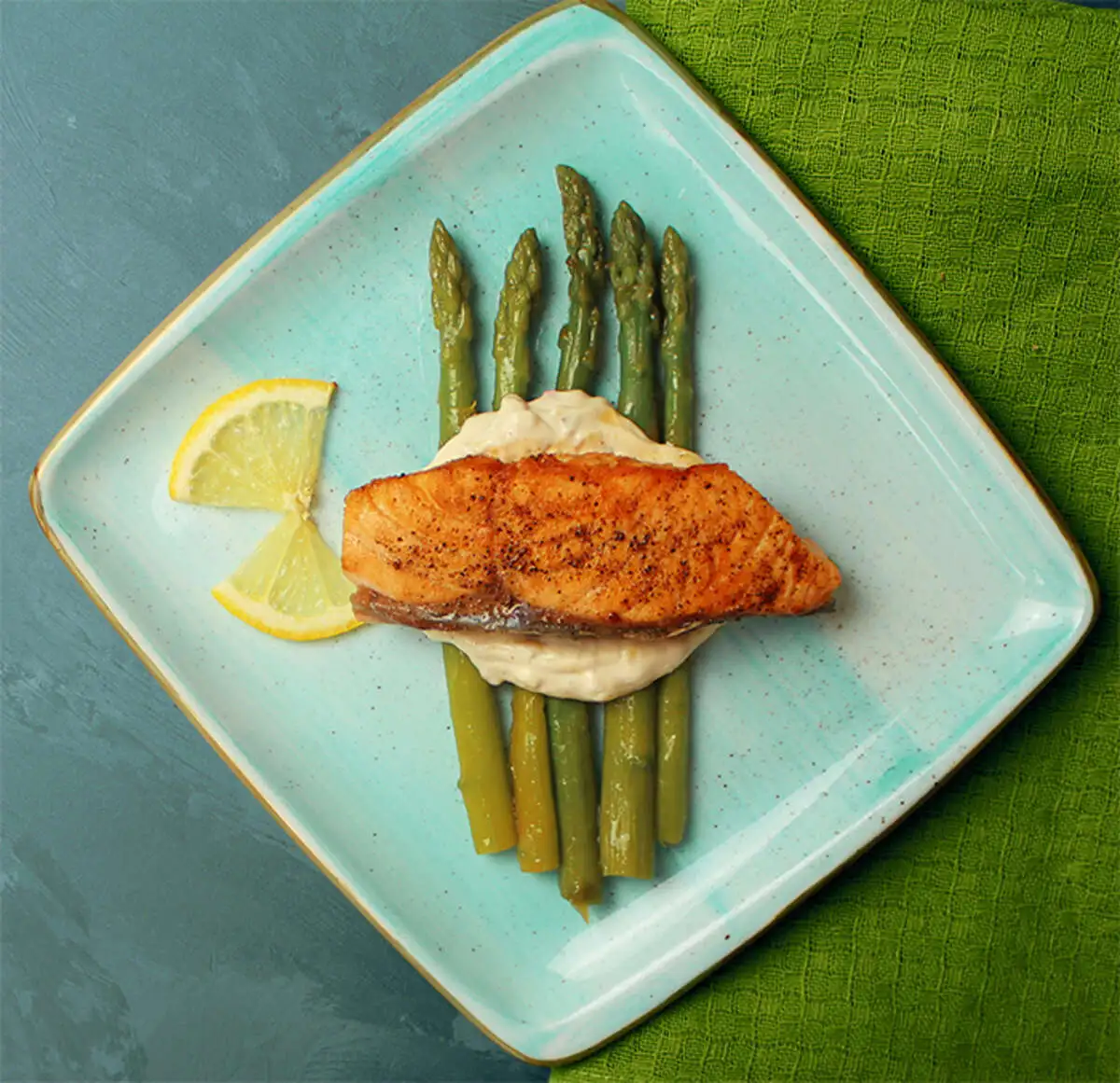 Стейк из лосося со спаржей