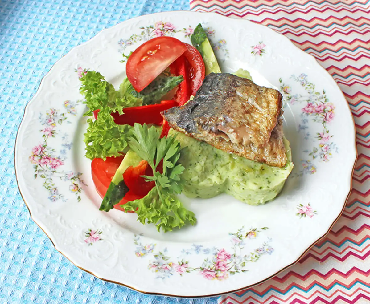 Скумбрия с овощным пюре