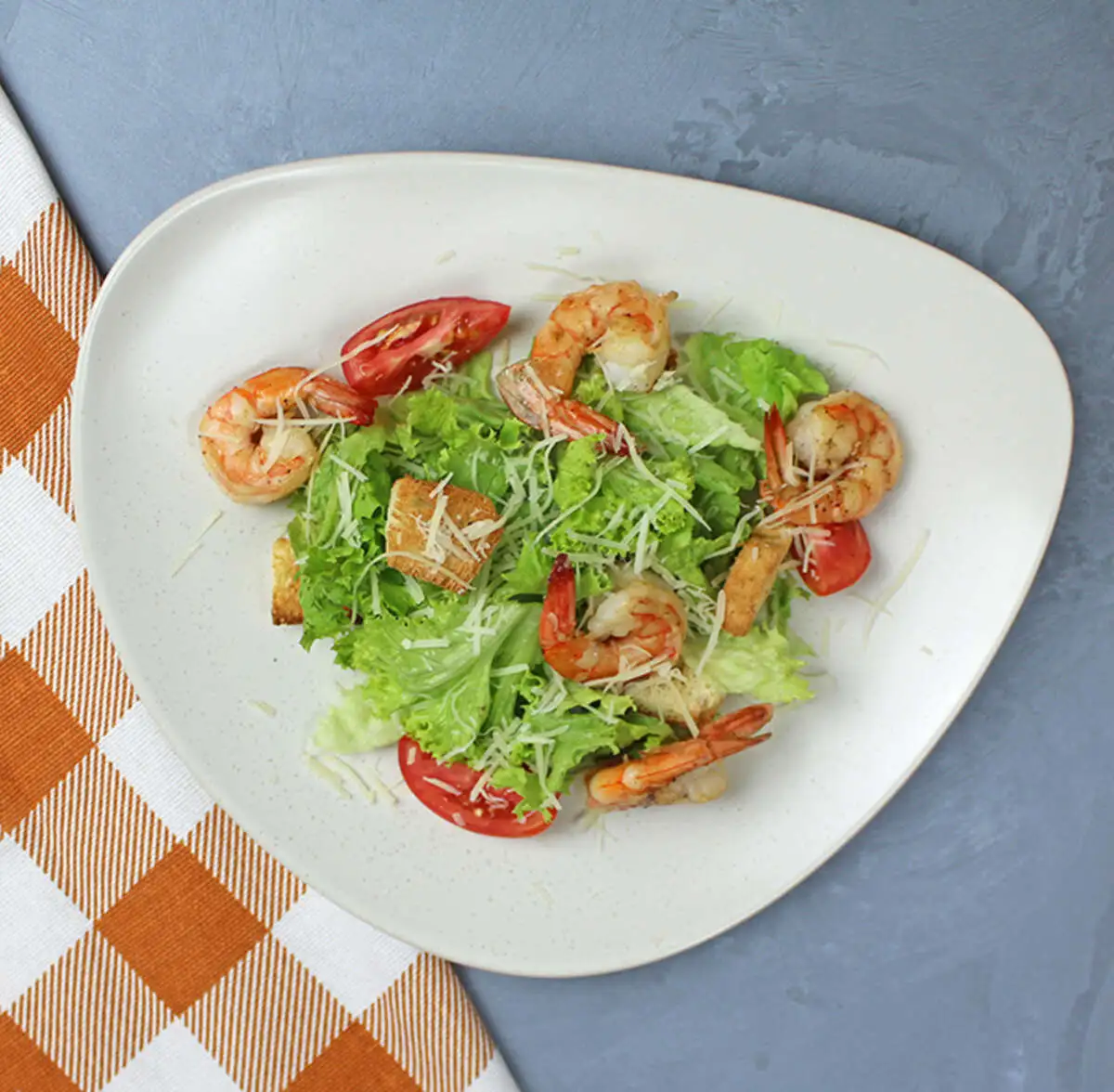 Салат Цезарь с креветками