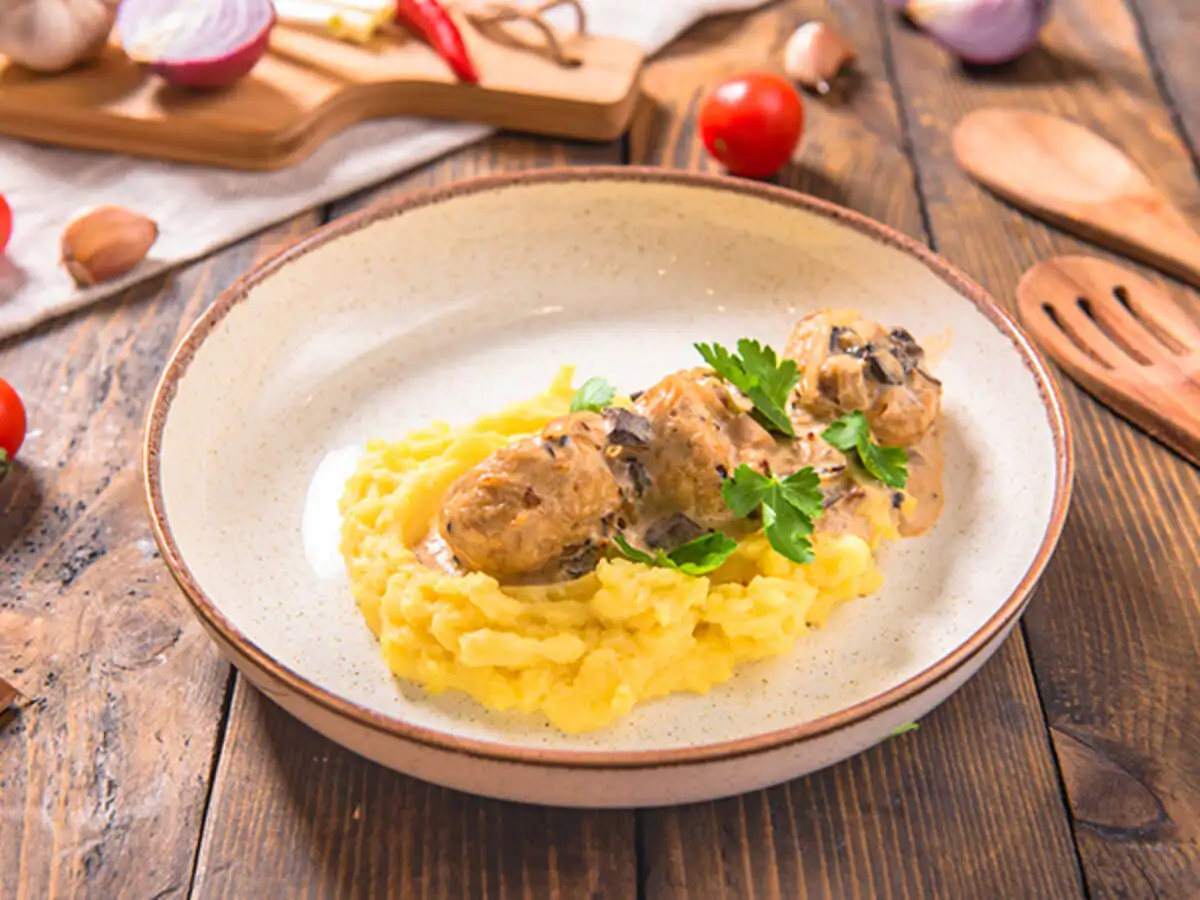 Куриные тефтели в сливочно-грибном соусе с картофельным пюре