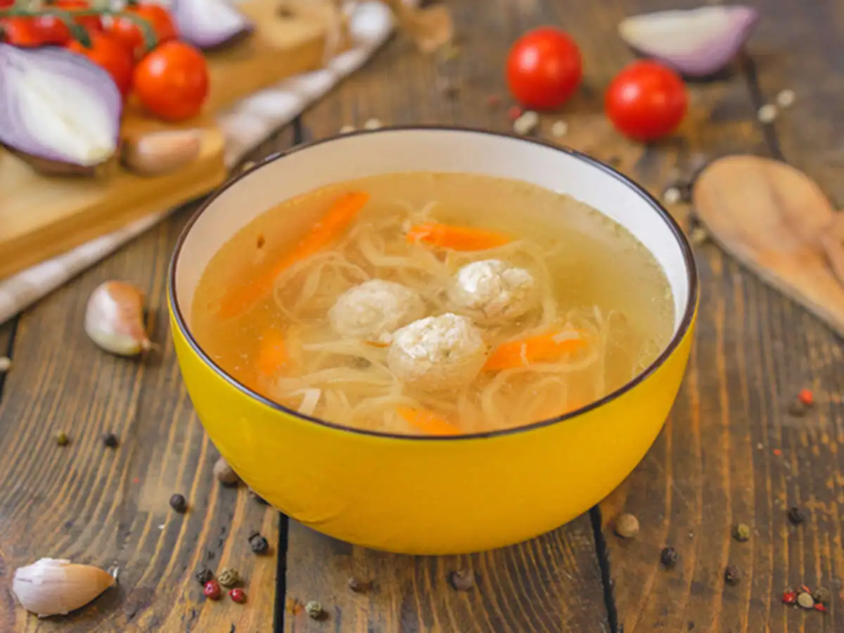 Куриный бульон с фрикадельками