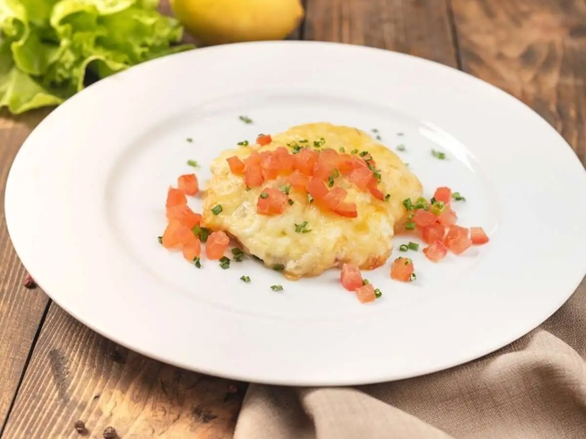 Отбивная из свинины с овощами под сыром