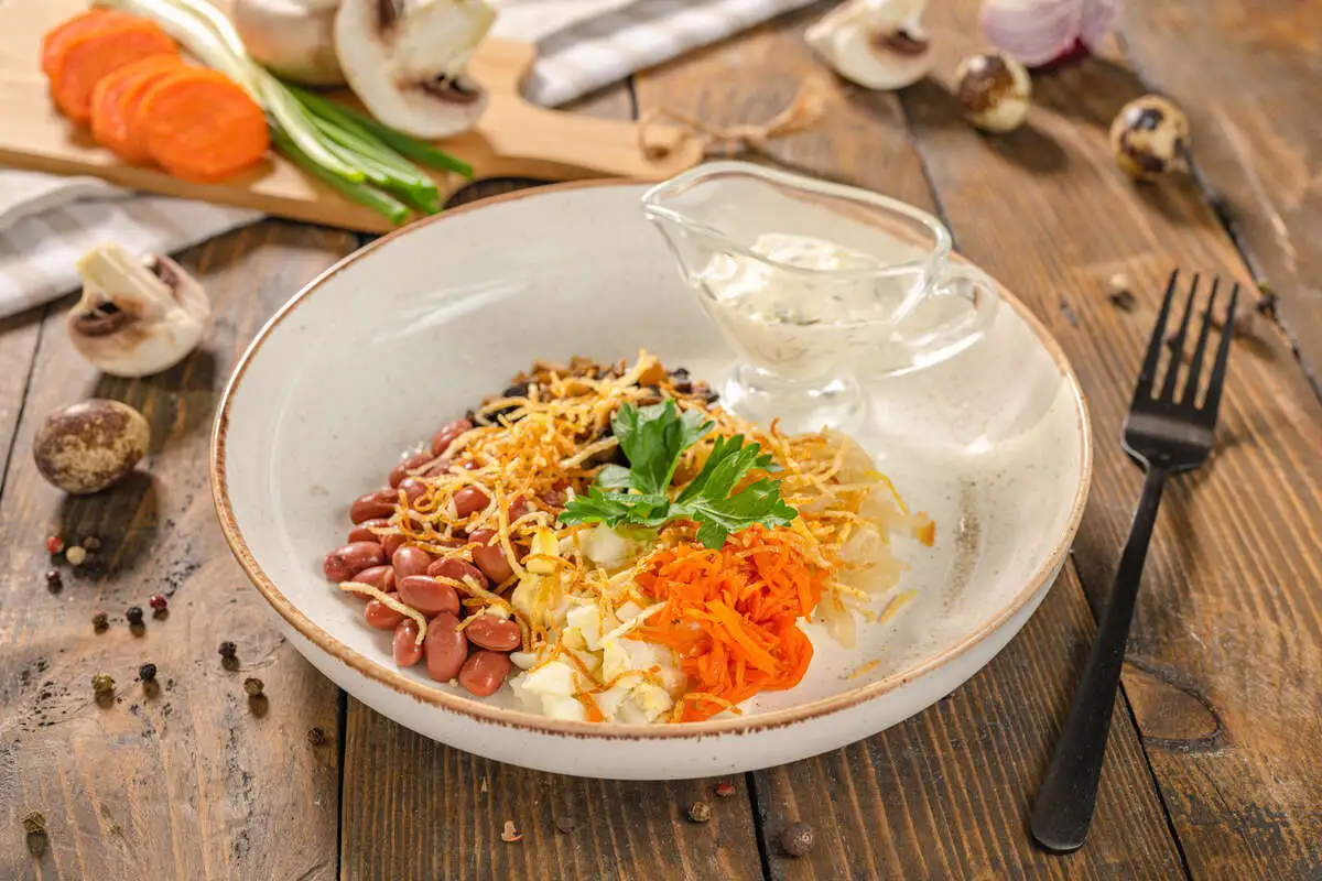 Салат с фасолью и шампиньонами