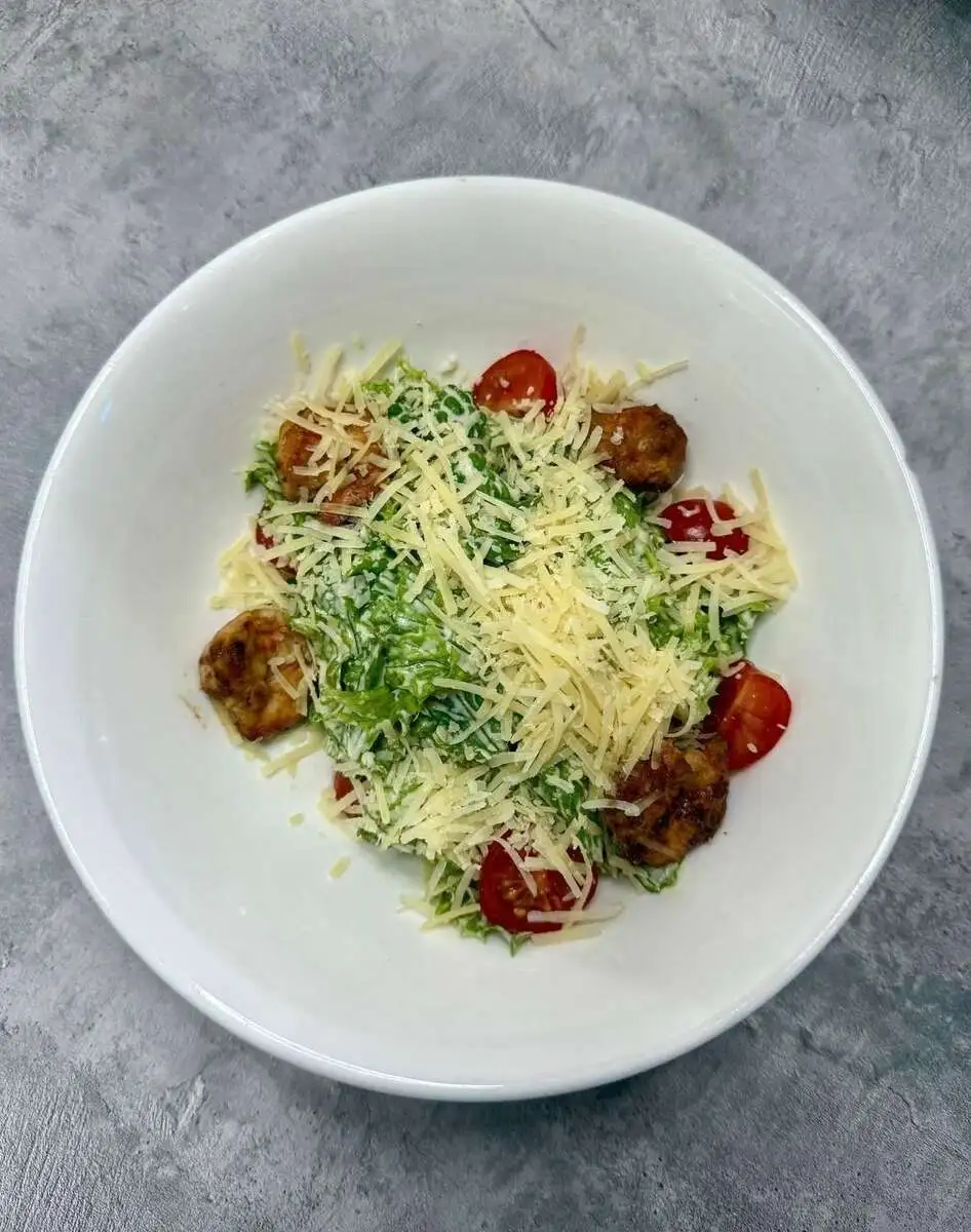 Салат Цезарь с креветкой