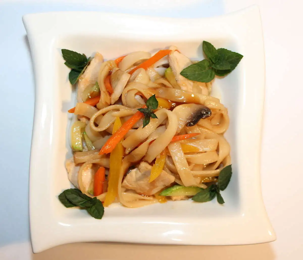 Вок с курицей в устричном соусе 