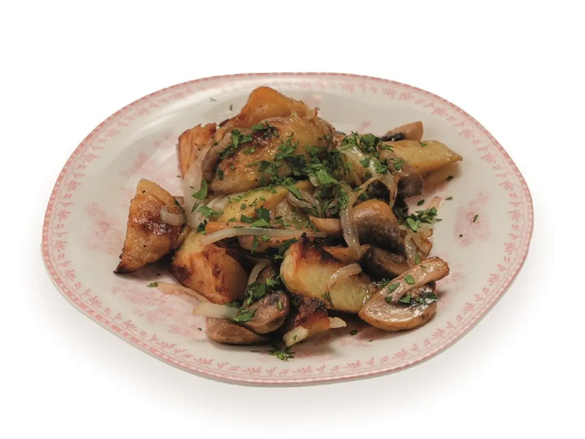 Картофель жареный с грибами и салом