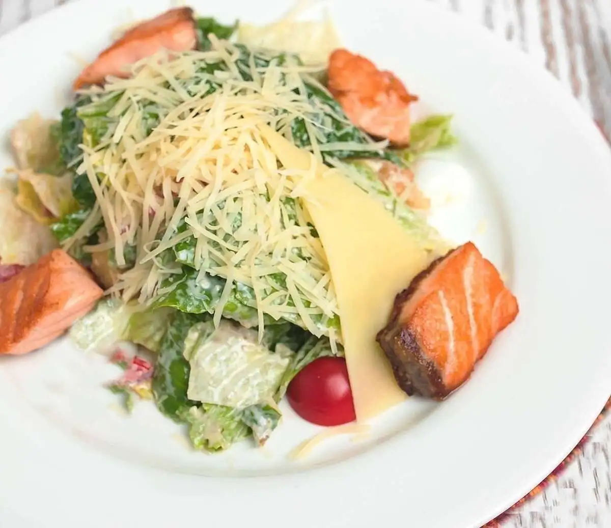 Салат Цезарь с жареным лососем