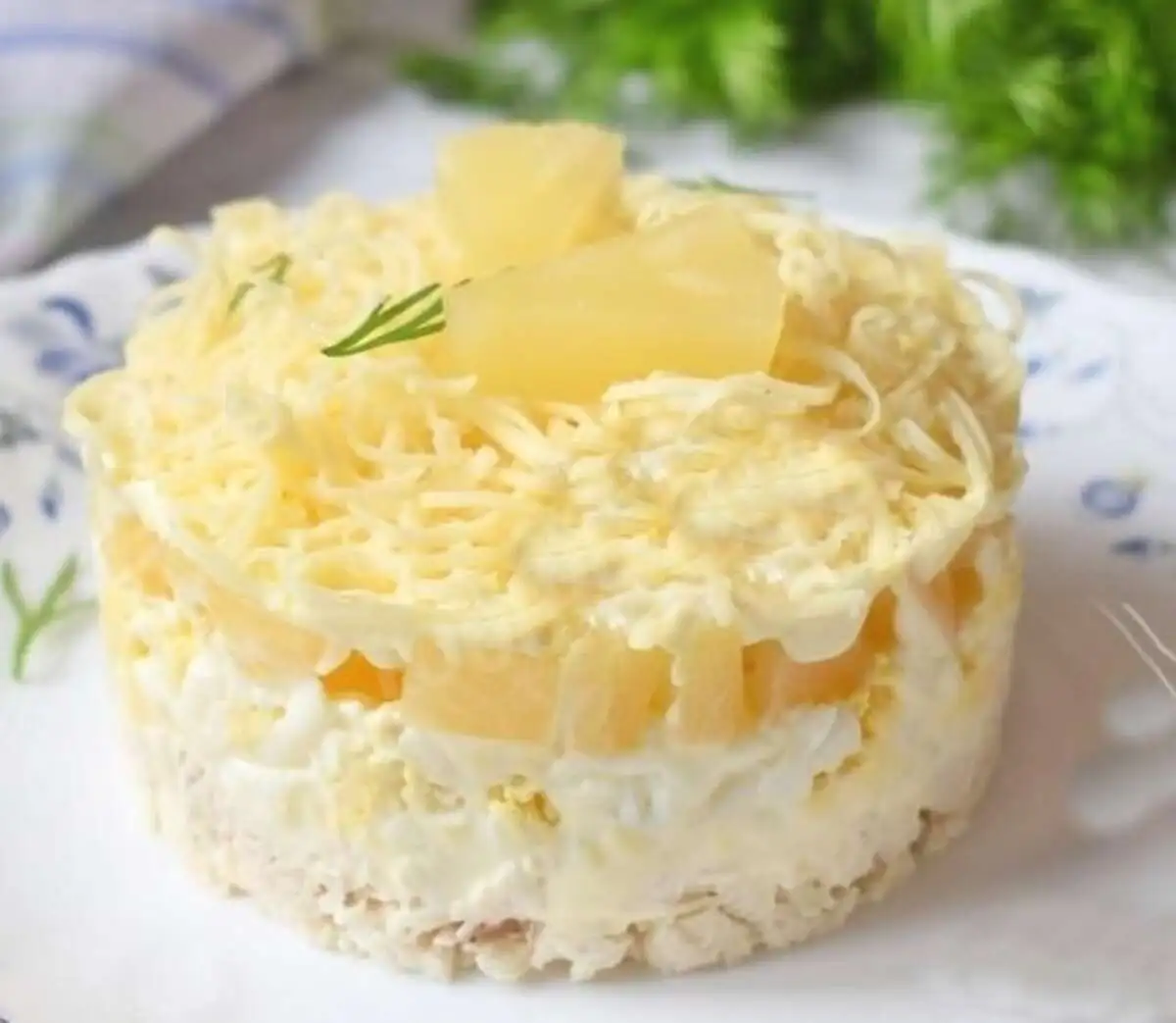 Салат с курицей и ананасами