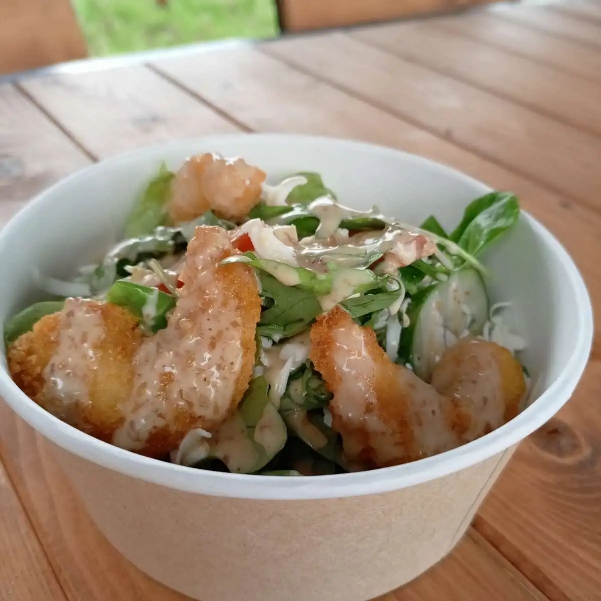 Салат с цыпленком BBQ