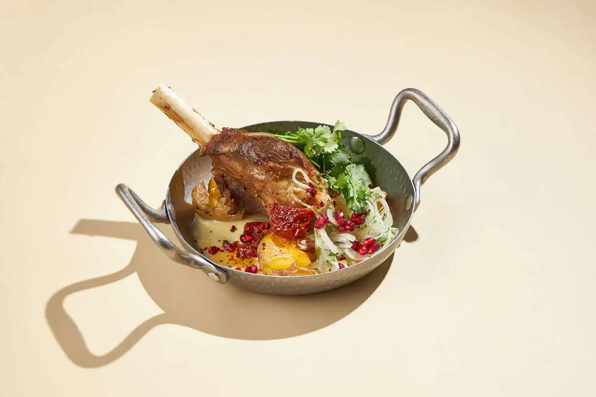 Томленая баранья ножка с отварным картофелем 