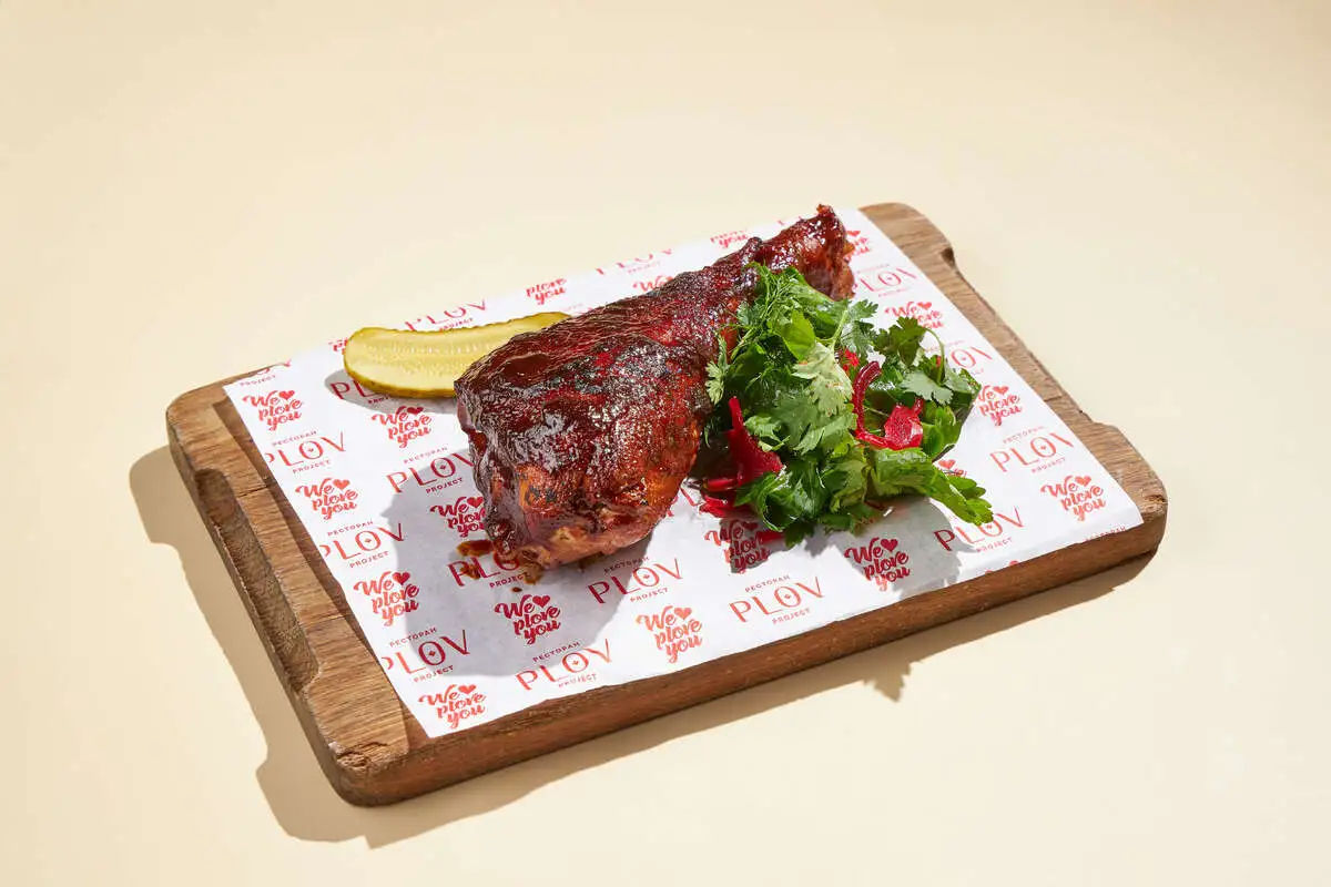 Запеченная голень индейки барбекю