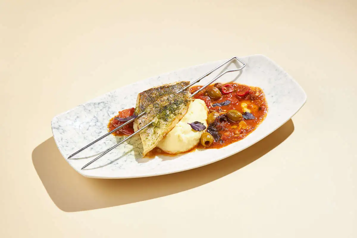 Судак с томатным рагу и картофельным пюре