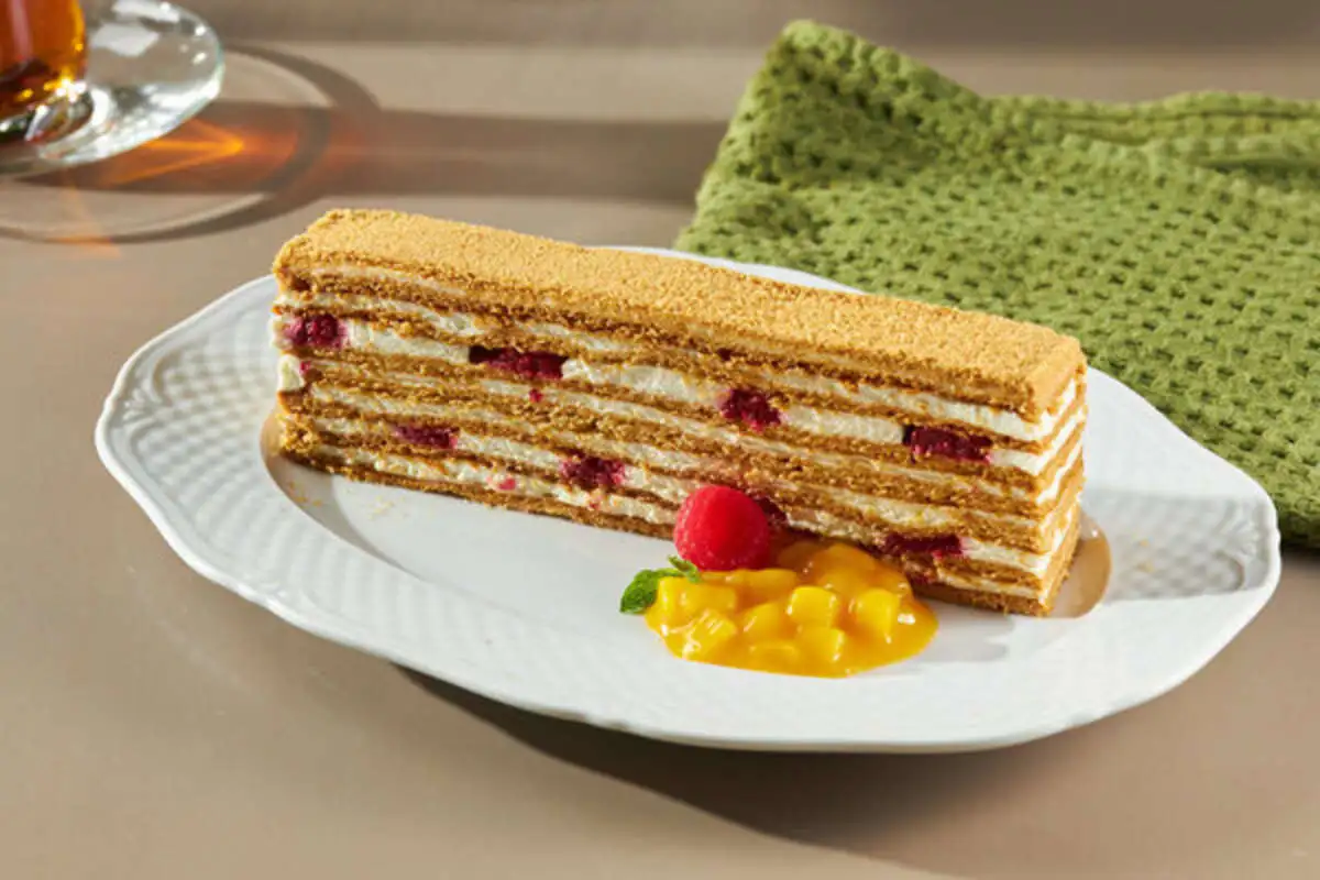 Медовик с ягодной прослойкой 