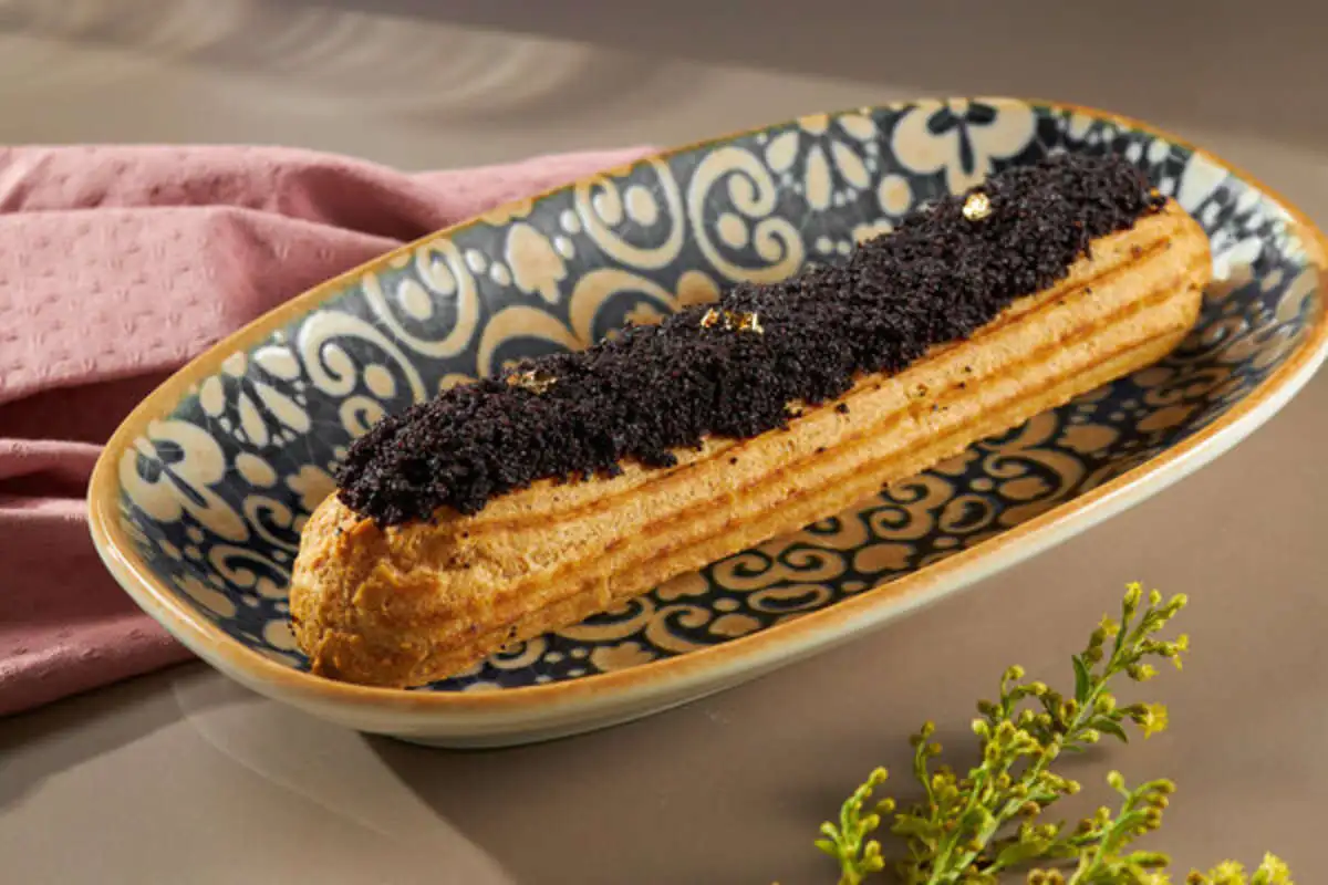 Эклер с маком