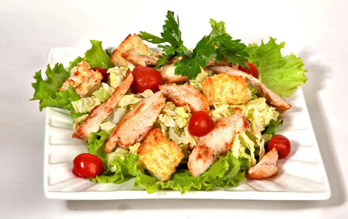 Салат Цезарь с куриной грудкой