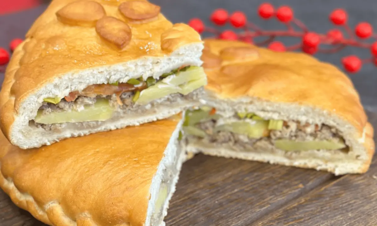 Пирог с картофелем, мясной начинкой, томатами и сыром