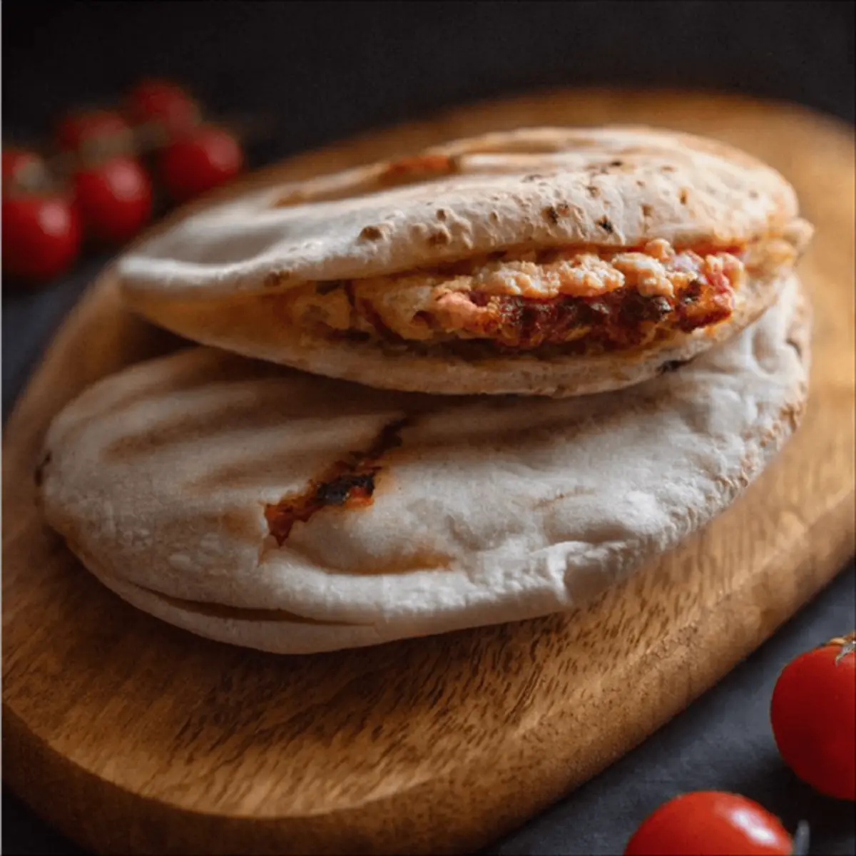 Омлет в пите с томатами и с сыром 