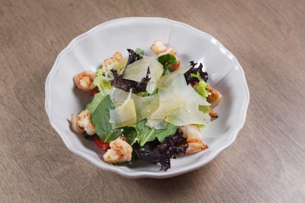 Микс салат с помидорами черри и креветками