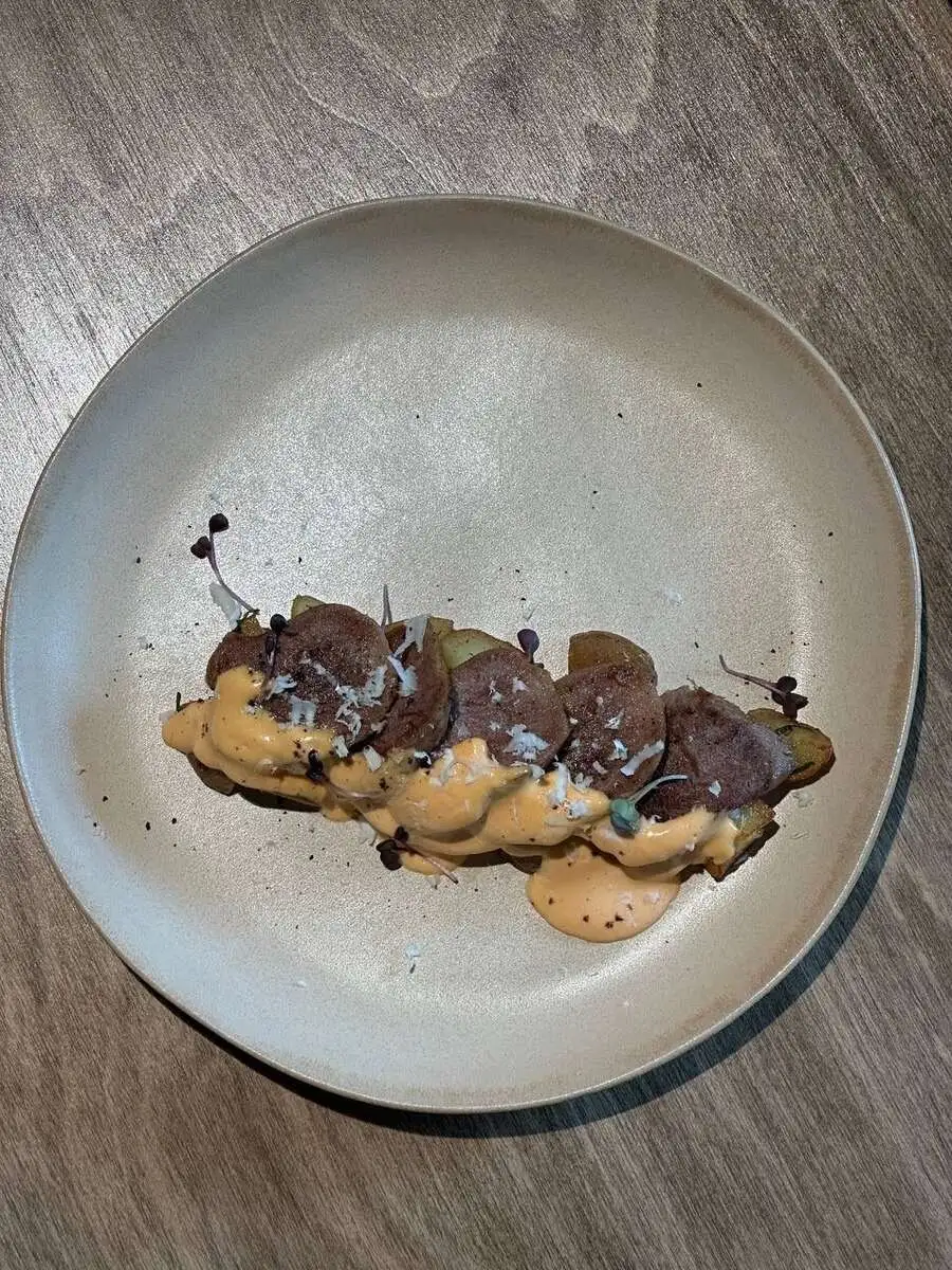 Говяжий язык с соусом ромеско и беби картофелем