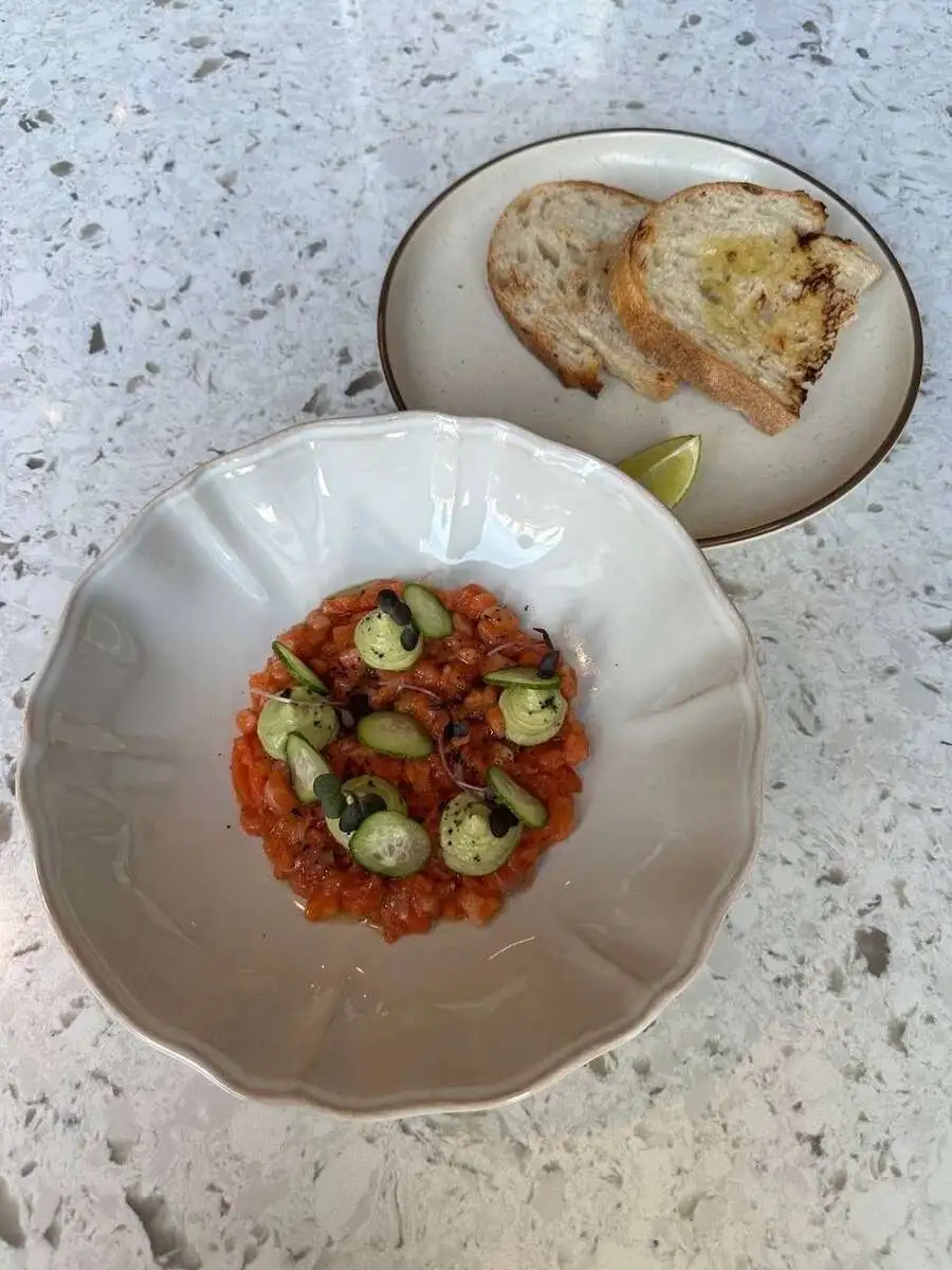 Тар тар из лосося с соусом шисо