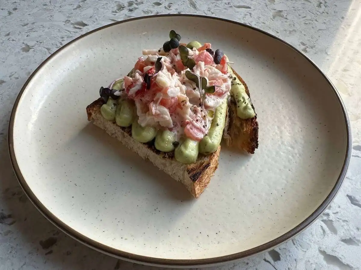 Брускетта с крабом