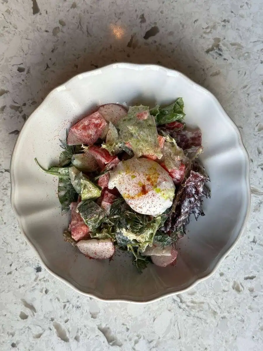 Фермерский салат с яйцом пашот